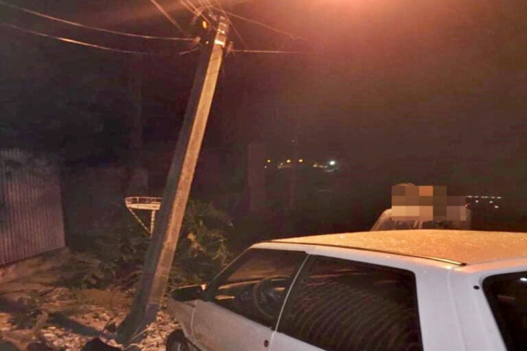 Adolescente bate carro e quebra poste em Faxinal