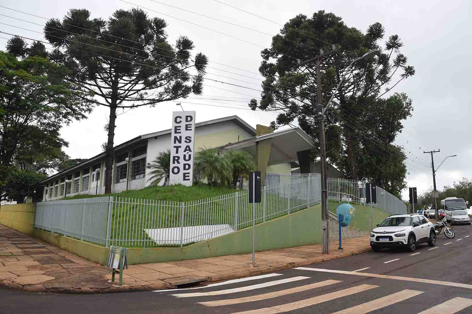 Visando melhorias no atendimento, prefeito Carlos Gil anuncia mudanças na Saúde