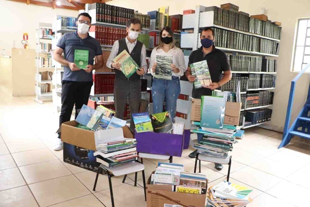 Departamento de Meio Ambiente cede 350 livros à biblioteca de Ivaiporã