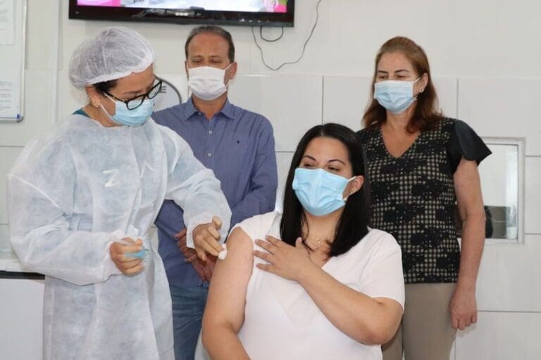 Enfermeira Maria Angélica é a 1ª vacinada contra a Covid-19 em Ivaiporã