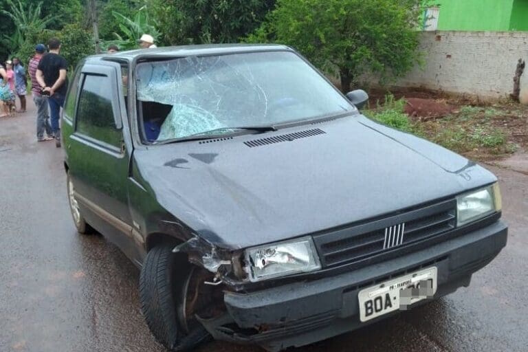 Adolescente bate moto contra carro e fica gravemente ferido
