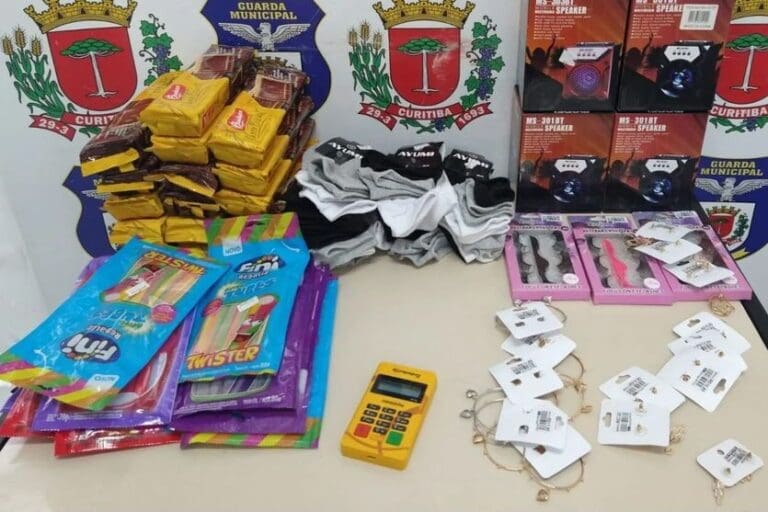 Grávida é presa após ser flagrada furtando guloseimas e cílios postiços