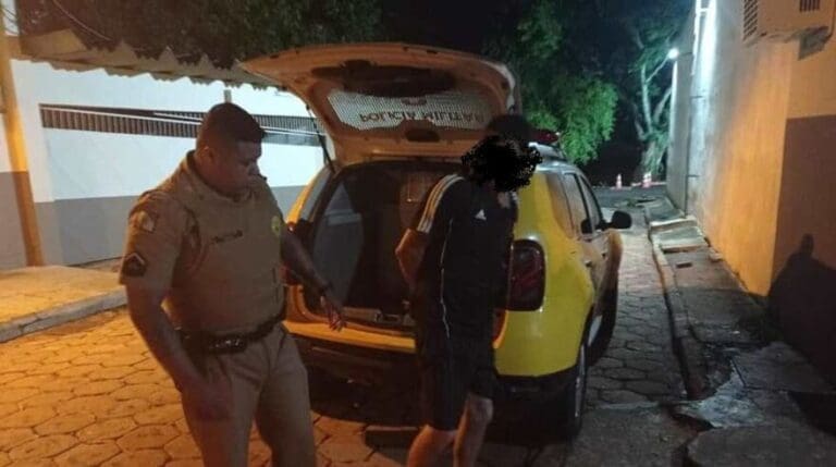 Homem defeca nas calças após ser detido por lei Maria da Penha