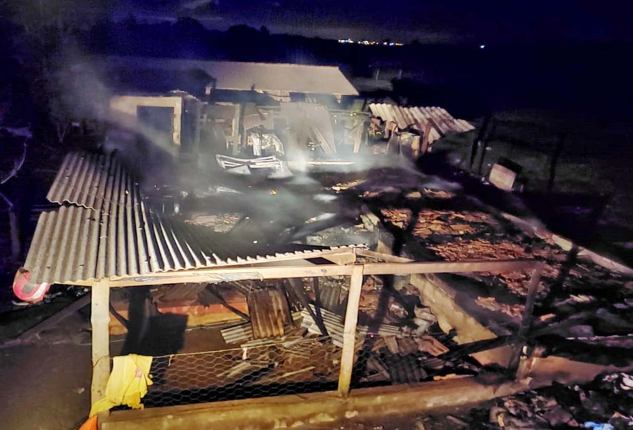 Incêndio destrói casa e família perde tudo