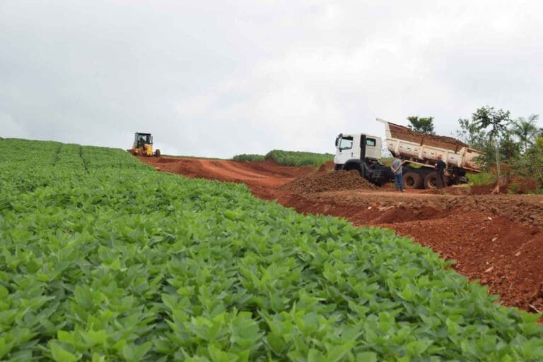 Prefeitura de Ivaiporã inicia manutenção de estradas rurais para escoamento da safra