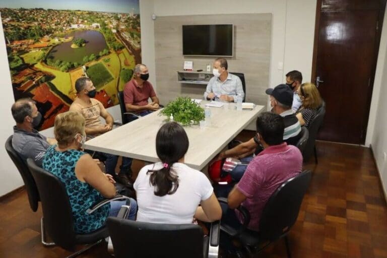 Moradores da Vila Nova Porã, Vila Rural e Santa Luzia se reúnem com Carlos Gil