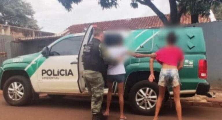 Mulheres são presas acusadas de matarem cachorrinhos a pauladas