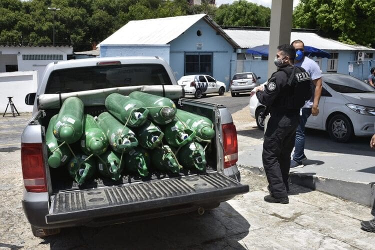 Polícia apreende cilindros na White Martins e entrega em hospital de Manaus