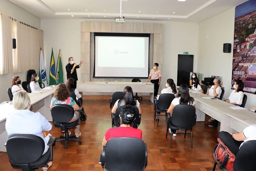 Rede municipal de ensino de Ivaiporã discute calendário escolar