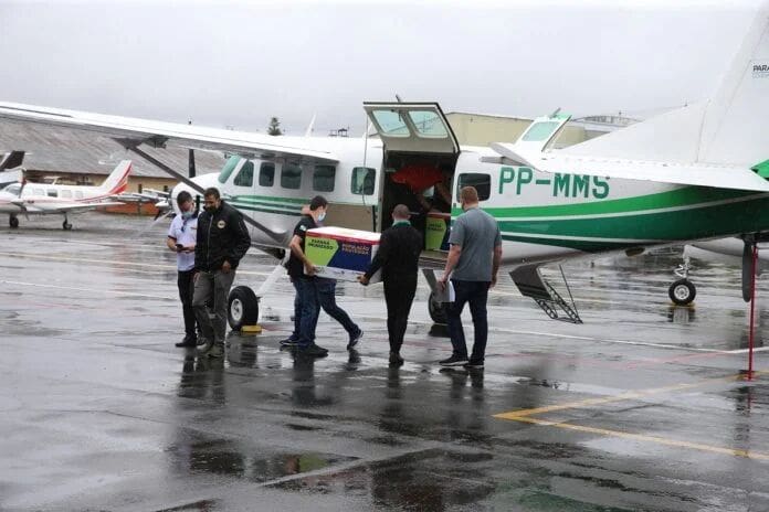 Avião com vacinas faz curva errada e entra em rota de colisão com jato da Gol, no Paraná