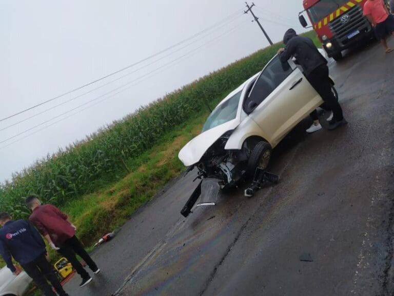 Cinco pessoas ficam feridas em batida entre carros na PR-466