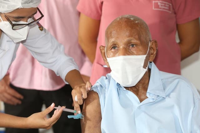 Idoso indígena de 106 anos é vacinado contra Covid-19