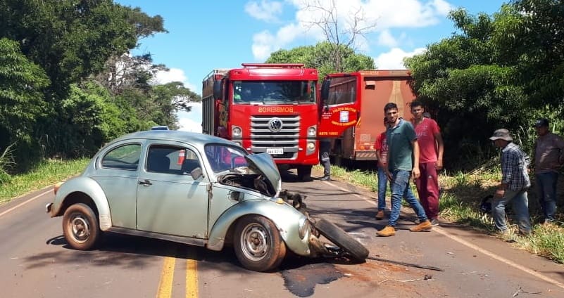 Caminhão colide com Fusca na Rodovia PR-082