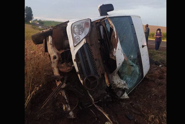 Ambulância bate em cavalo e depois capota