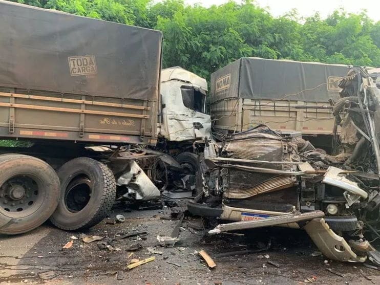 Acidente envolvendo caminhões deixa motorista gravemente ferido