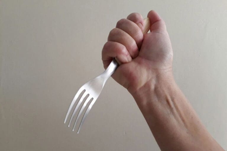 Filho ameaça a mãe com garfo e é preso, em Ivaiporã