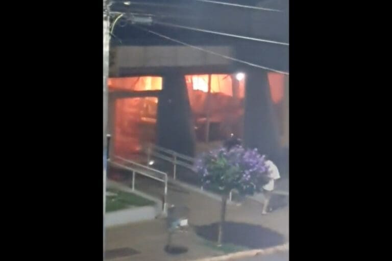 Bandidos explodem agência do Banco do Brasil em Faxinal