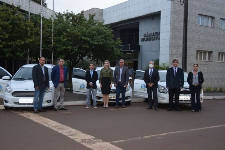 Carros oficiais da Câmara de Vereadores de Ivaiporã recebem adesivos de identificação