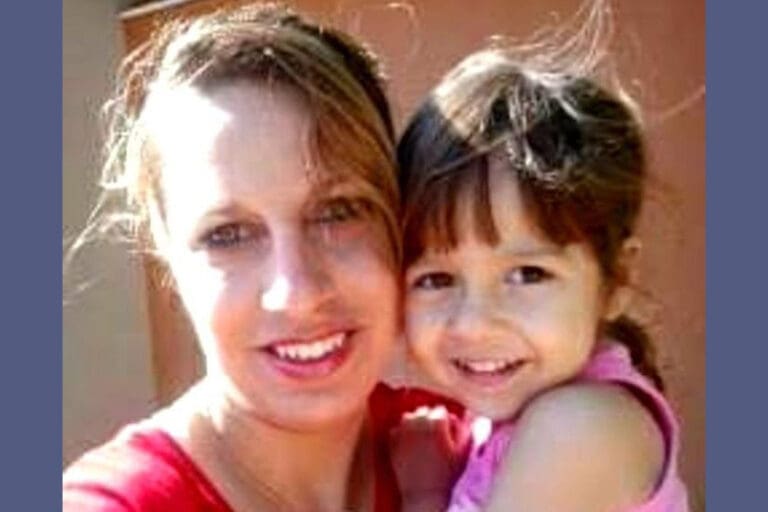 Corpo de mãe e filha são achados enterrados em quintal de casa