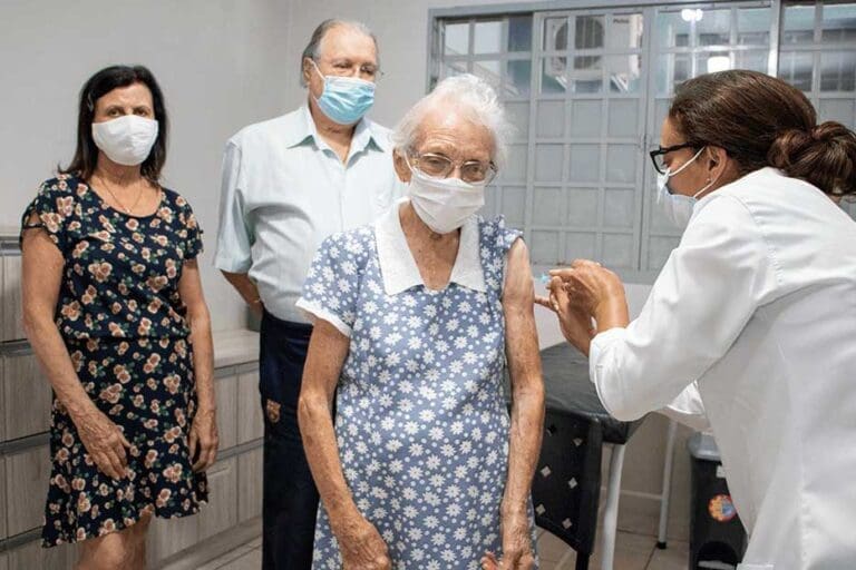 Jardim Alegre inicia vacinação em idosos com mais de 90 anos