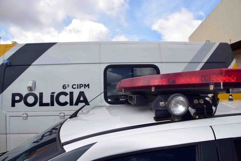 Menina de 13 anos ameaça familiares com faca