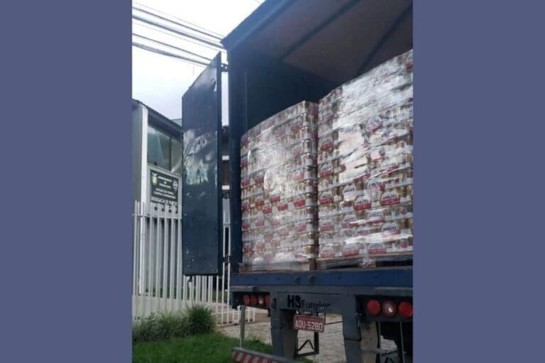 Polícia recupera caminhão roubado carregado com mais de 82 mil latas de cerveja