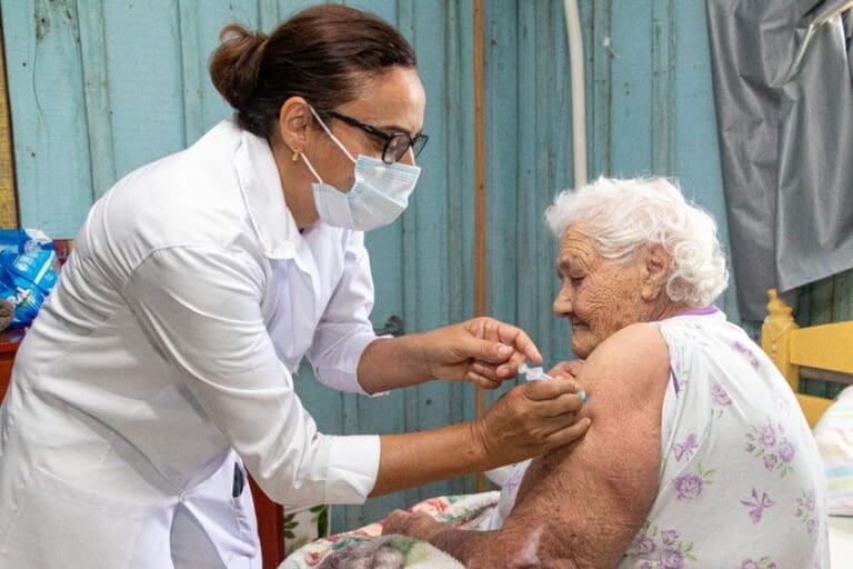 Saúde de Jardim Alegre realiza vacinação em idosos nos domicílios