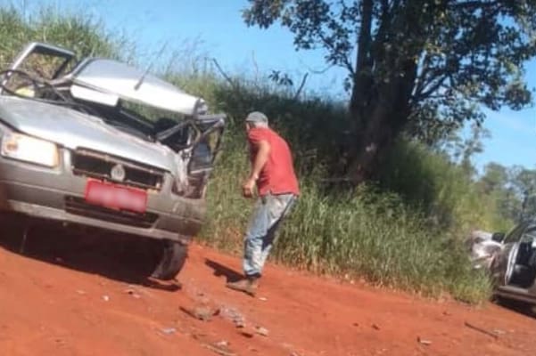 Grave acidente envolve camionete e Uno na Água da Jacutinga