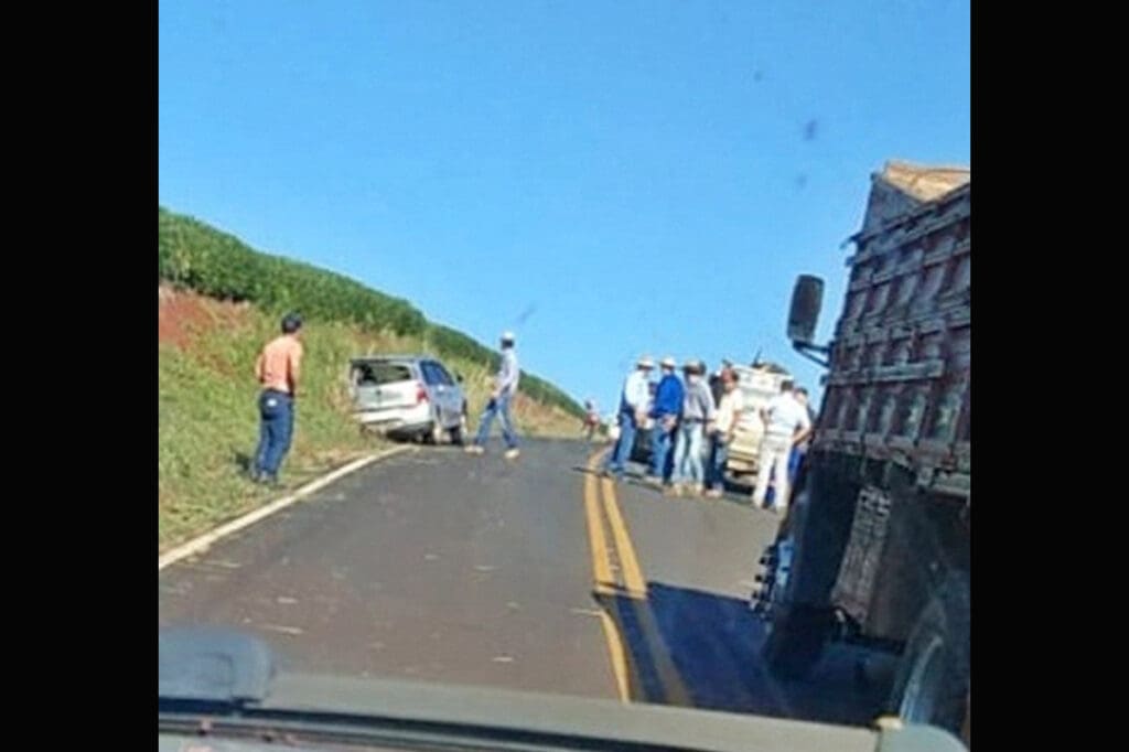 Tripla colisão deixa dois feridos na PR-850, em Arapuã