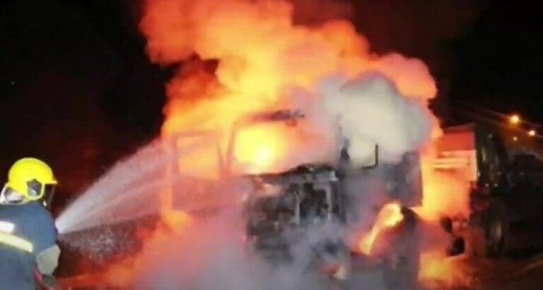 Motociclista morre carbonizado após bater em caminhão na BR-469