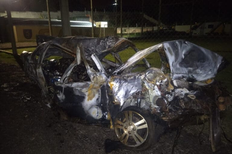 Em fuga, contrabandista morre ao bater carro carregado com cigarros