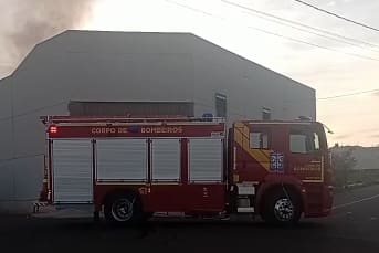 Bombeiros de Arapongas combatem incêndio em empresa