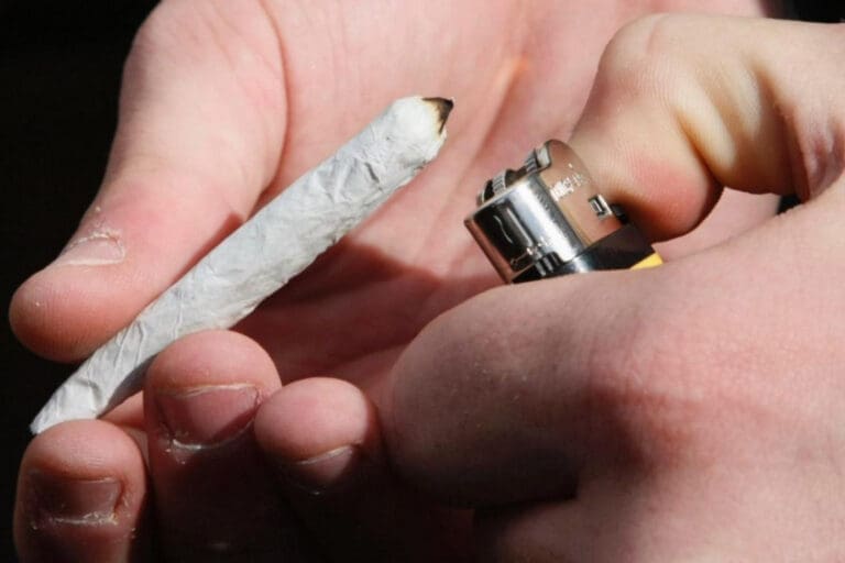 PM prende suspeitos com cigarros de maconha, em Jardim Alegre