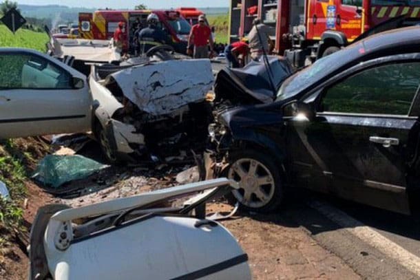 Colisão entre carros deixa dois mortos na BR-376, em Paranavaí