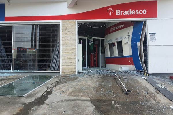 Gangue explode agência do Bradesco em Quitandinha, no PR