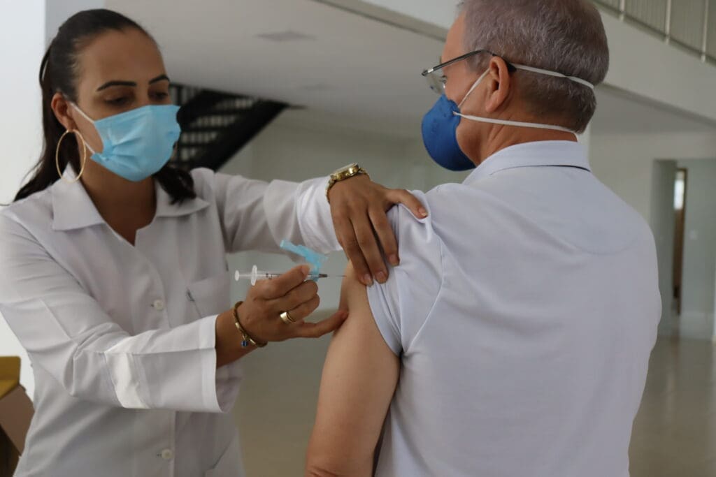 Trabalhadores da saúde recebem a 2ª dose da vacina contra Covid-19, em Ivaiporã