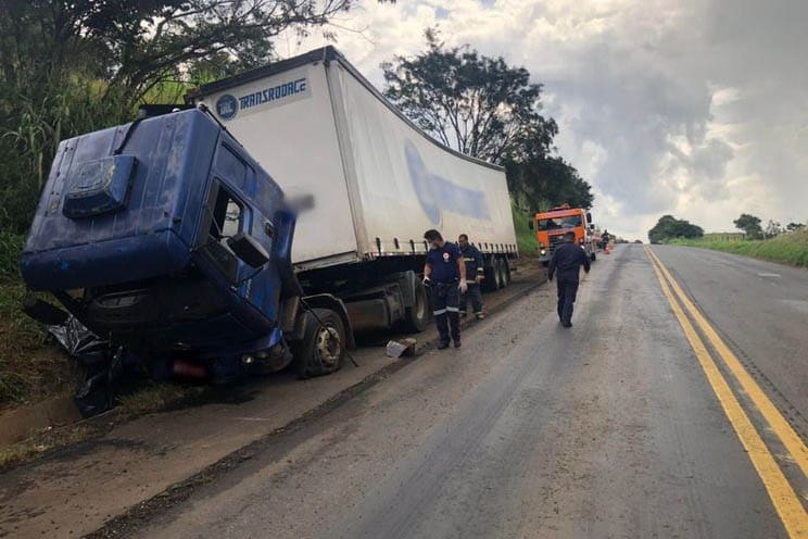 Mãe e filho morrem atropelados por caminhão no Paraná