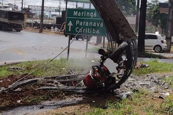 Motociclista morre após bater contra poste e moto pegar fogo