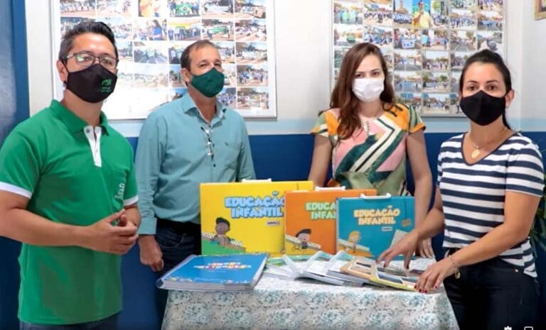 Alunos da rede pública de Jardim Alegre vão receber apostilas do sistema Aprende Brasil