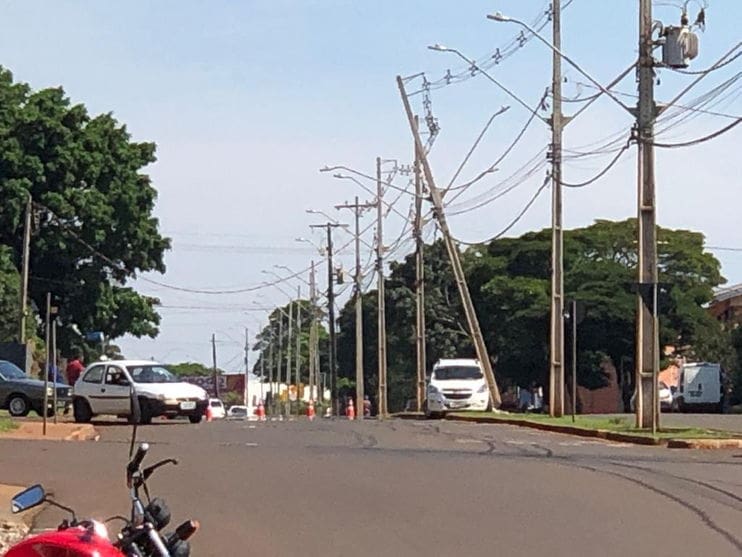 Carro colide com pá-carregadeira e quebra poste em Ivaiporã