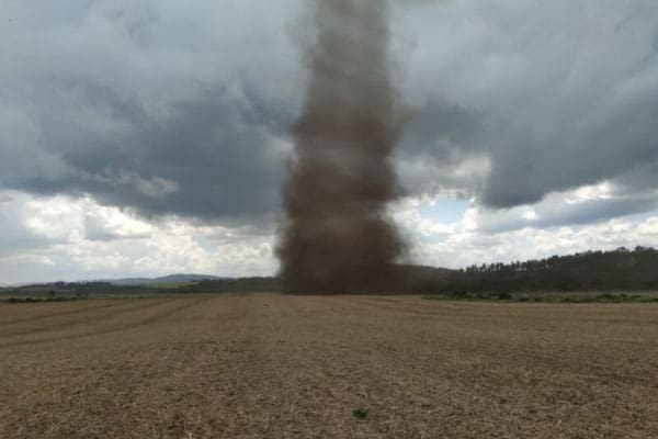 Tornado atinge área rural no interior do Paraná