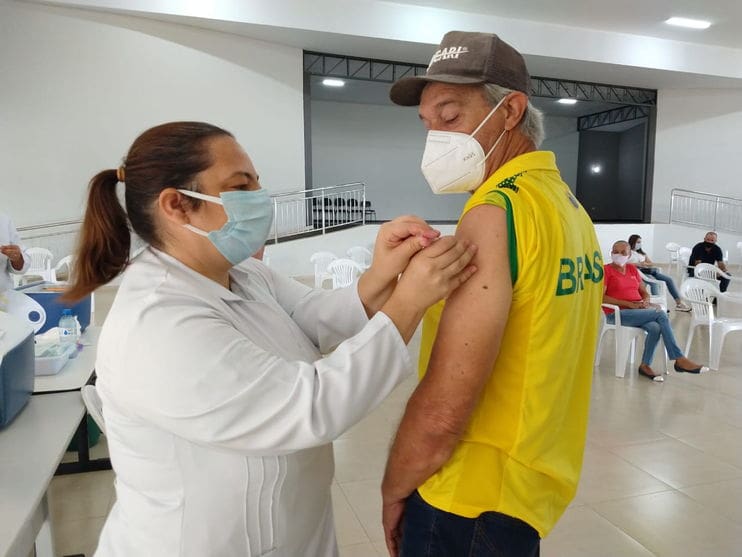 Ivaiporã vacina nesta segunda-feira idosos de 69 anos