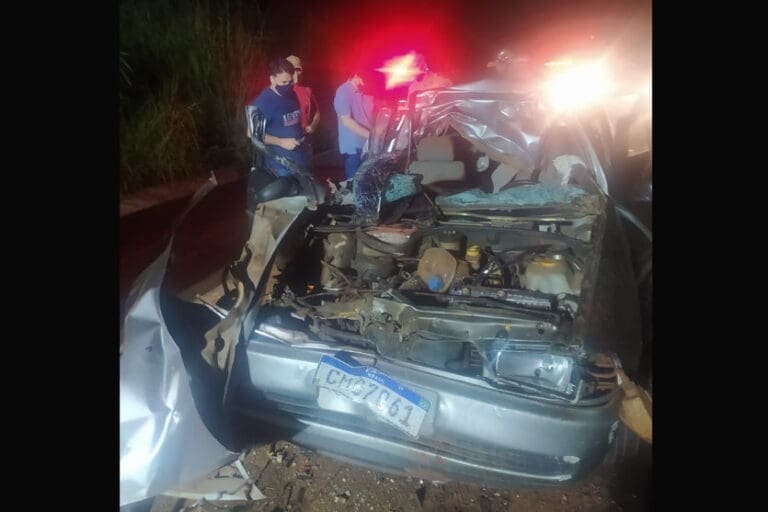 Mulher morre e homem fica ferido após carro colidir com caminhão na PR 445