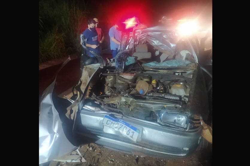Mulher morre e homem fica ferido após carro colidir com caminhão na PR 445