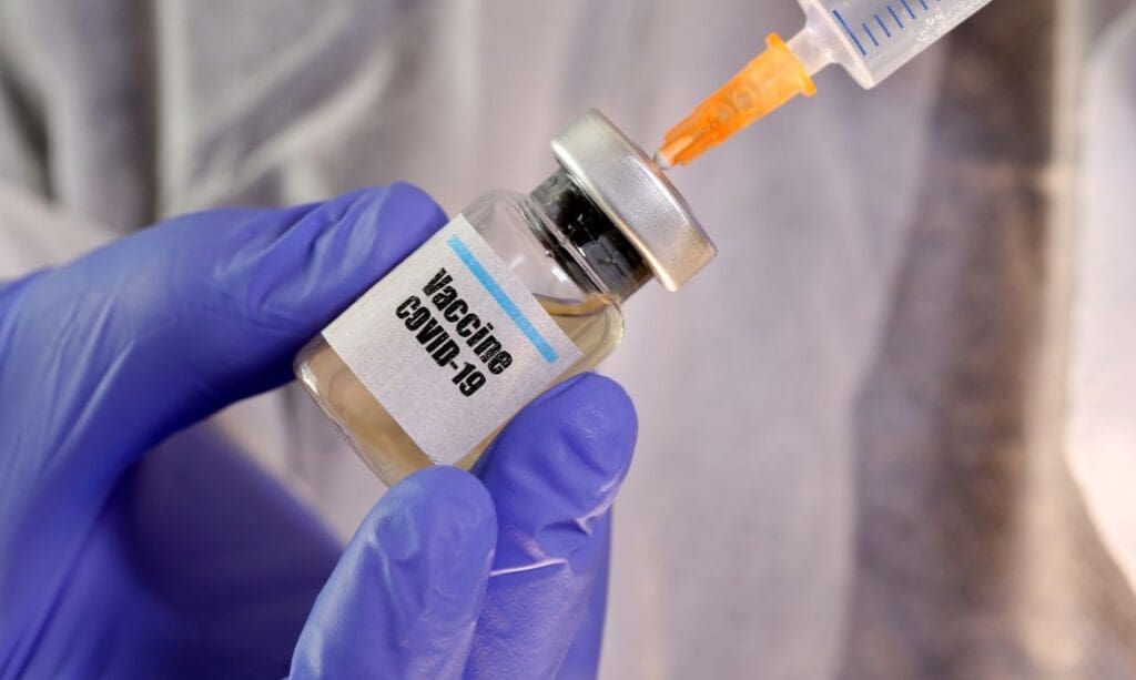 Secretário de Saúde 'fura fila' de vacina pode ser afastado