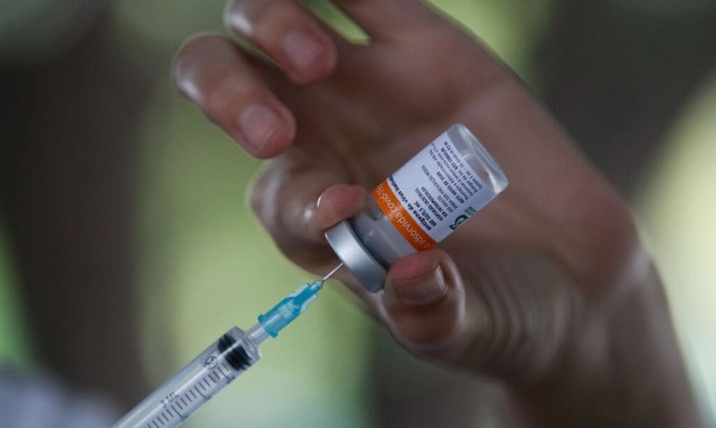 Primeira cidade a vacinar em massa encerra etapa de imunização