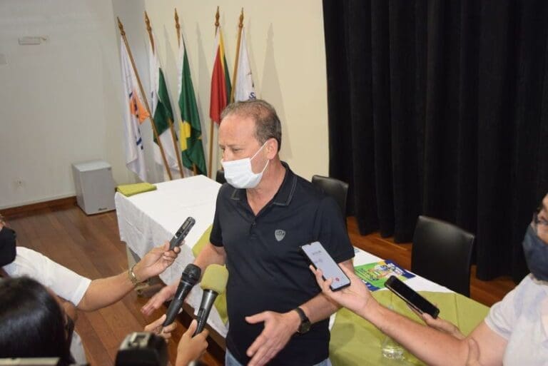 Prefeito Carlos Gil avalia os primeiros 100 dias de administração