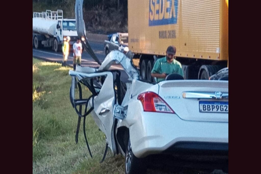 Uma pessoa morre e outra fica ferida em acidente entre carro e ônibus