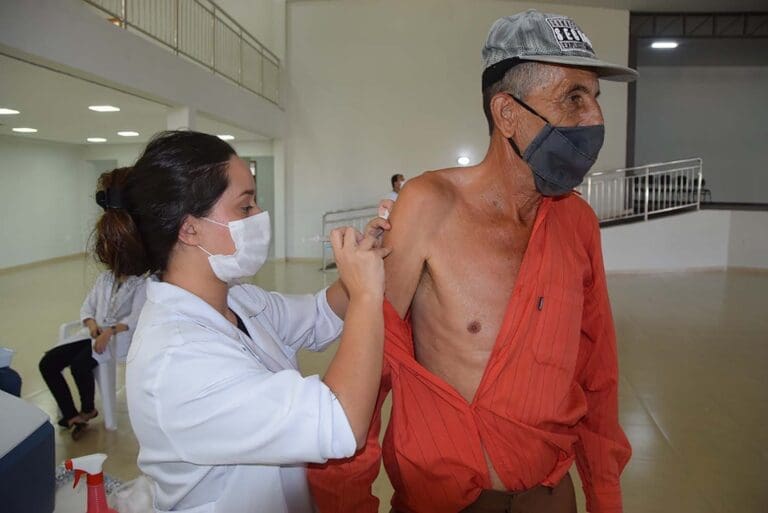 Equipe de saúde de Ivaiporã aplica 250 doses de vacina em menos de duas horas