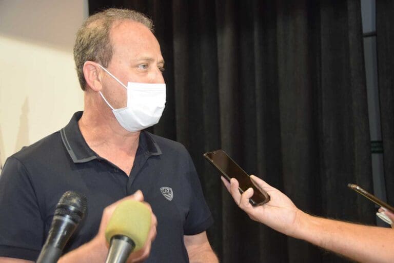 Carlos Gil confirma projeto para usina de asfalto regional